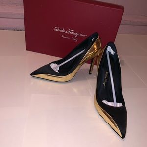 Salvatore Ferragamo black/gold pumps high heels